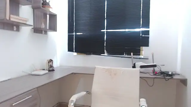 Snapshot of MIYESSI chatting on 09-17-25, 06:53 MIYESSI online show from 09-17-25, 06:53