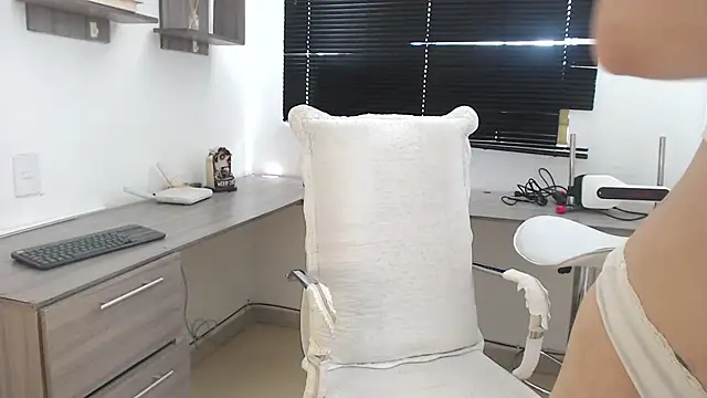 Snapshot of MIYESSI chatting on 09-22-25, 06:43 MIYESSI online show from 09-22-25, 06:43