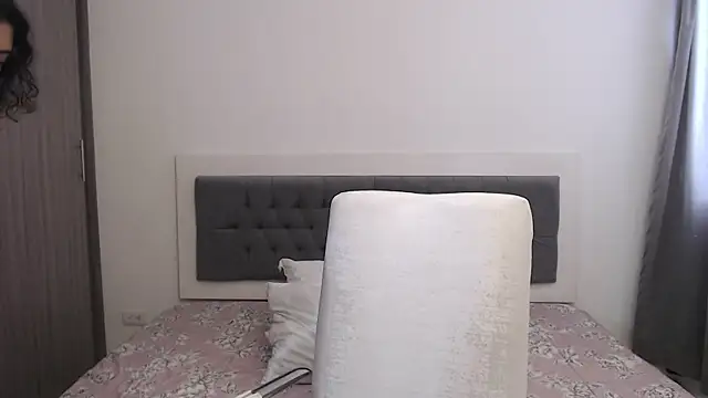 Snapshot of MIYESSI chatting on 10-23-25, 05:55 MIYESSI online show from 10-23-25, 05:55