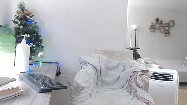 Snapshot of MIYESSI chatting on 01-15-26, 05:27 MIYESSI online show from 01-15-26, 05:27