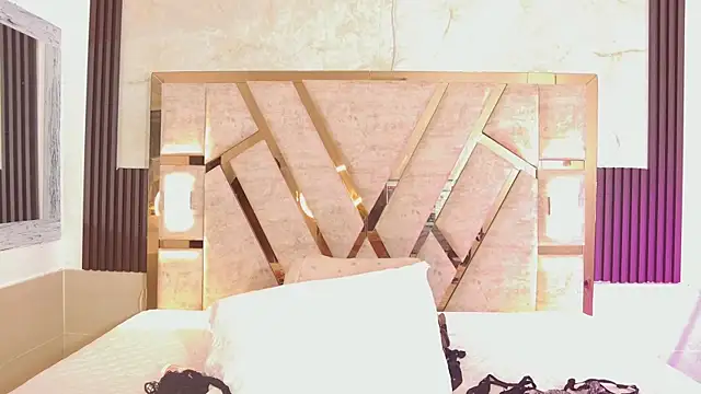 Athenea Mills online show from 10-04-25, 06:50