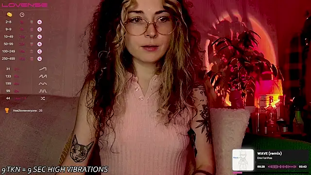 Snapshot of IttyKitty chatting on 09-26-25, 10:36 IttyKitty online show from 09-26-25, 10:36