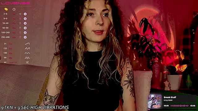 Snapshot of IttyKitty chatting on 10-18-25, 06:19 IttyKitty online show from 10-18-25, 06:19