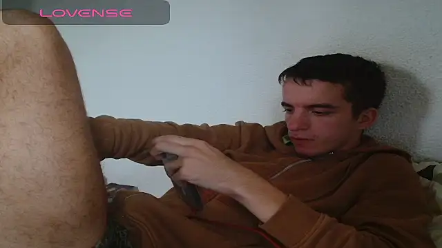 Snapshot of Tombgy07 chatting on 09-13-25, 04:40 Tombgy07 online show from 09-13-25, 04:40