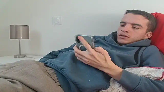 Snapshot of Tombgy07 chatting on 11-26-25, 01:12 Tombgy07 online show from 11-26-25, 01:12