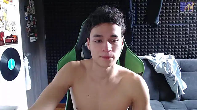 Snapshot of Curly_Angel24 chatting on 12-15-25, 04:00 Curly Angel24 online show from 12-15-25, 04:00