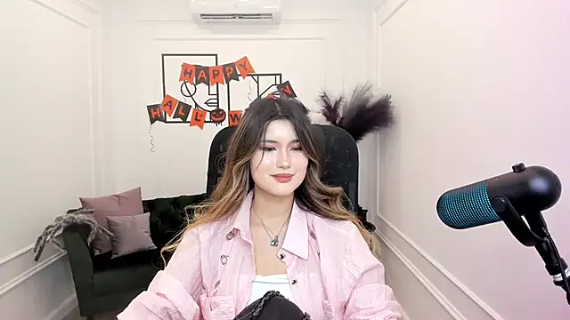 AnneTLi online show from 10-19-25, 08:42