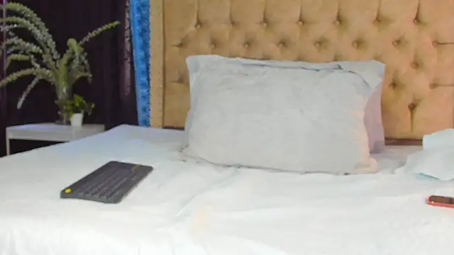 Snapshot of KeryHillson chatting on 12-12-24, 12:33 KeryHillson online show from 12-12-24, 12:33