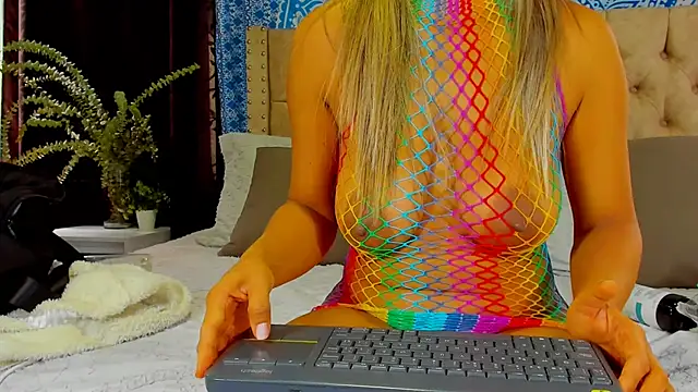 Snapshot of KeryHillson chatting on 12-17-24, 12:22 KeryHillson online show from 12-17-24, 12:22