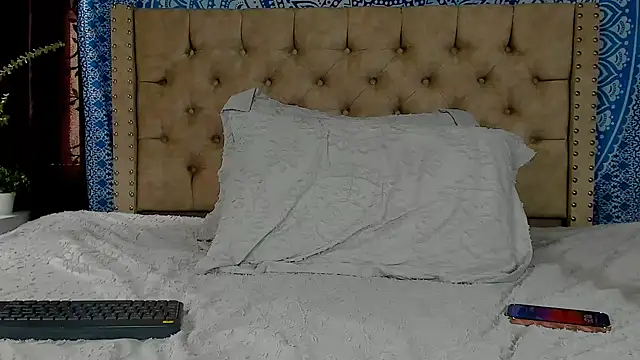 Snapshot of KeryHillson chatting on 12-19-24, 03:30 KeryHillson online show from 12-19-24, 03:30