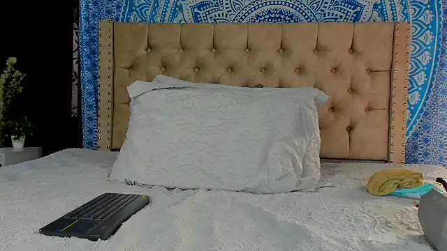 Snapshot of KeryHillson chatting on 12-28-24, 01:38 KeryHillson online show from 12-28-24, 01:38