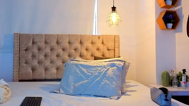 KeryHillson online show from 03-29-26, 01:44