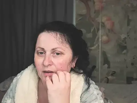 Snapshot of Lillian2 chatting on 06-14-26, 02:41 Lillian2 online show from 06-14-26, 02:41