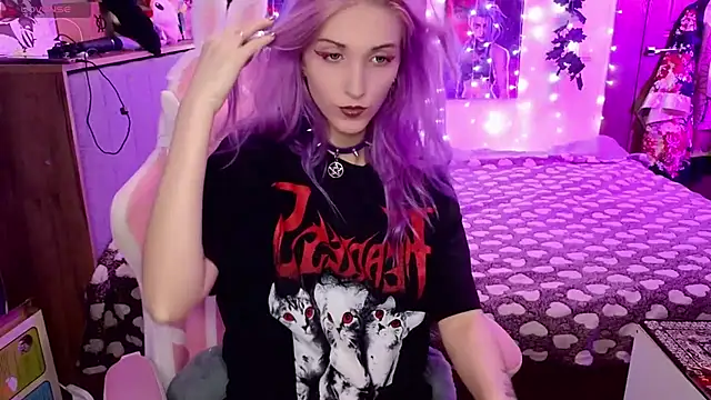 Snapshot of Violet_Noir chatting on 01-28-25, 06:38 Violet Noir online show from 01-28-25, 06:38