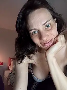 Snapshot of Emyly83 chatting on 03-12-26, 12:22 Emyly83 online show from 03-12-26, 12:22