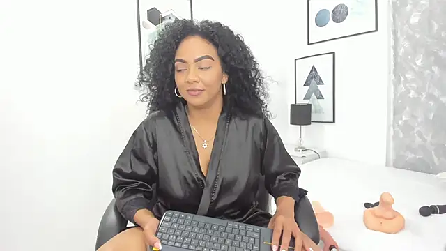 Snapshot of Tanisha__campbell chatting on 12-20-24, 04:04 Tanisha campbell online show from 12-20-24, 04:04