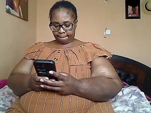 Snapshot of ZOQULUx chatting on 01-08-26, 08:27 ZOQULUx online show from 01-08-26, 08:27