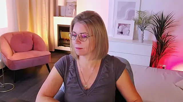 Annie Light online show from 10-05-25, 05:39