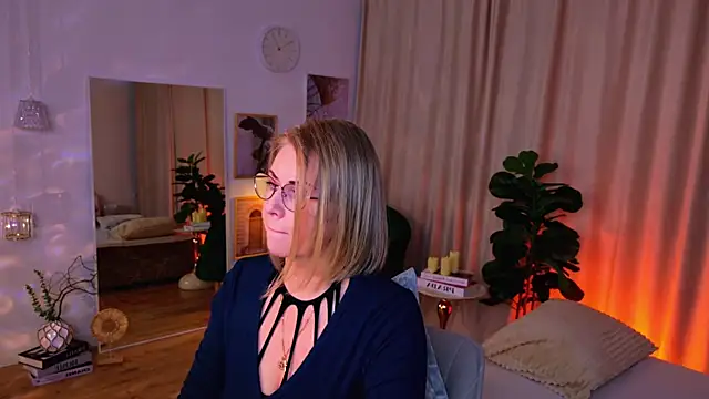 Snapshot of Annie_Light chatting on 05-06-26, 06:41 Annie Light online show from 05-06-26, 06:41