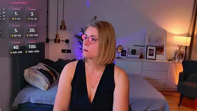 Snapshot of Annie_Light chatting on 05-12-26, 06:54 Annie Light online show from 05-12-26, 06:54