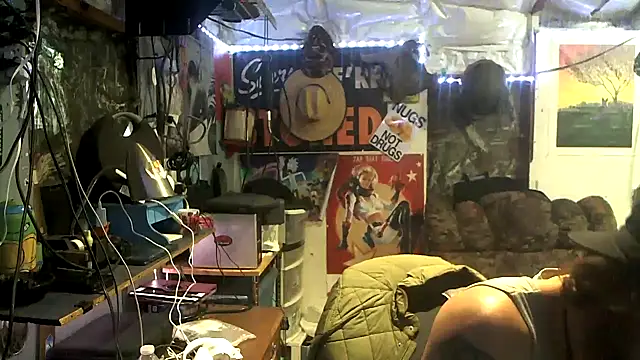 Snapshot of CloudDadddyyy420 chatting on 12-20-25, 07:32 CloudDadddyyy420 online show from 12-20-25, 07:32