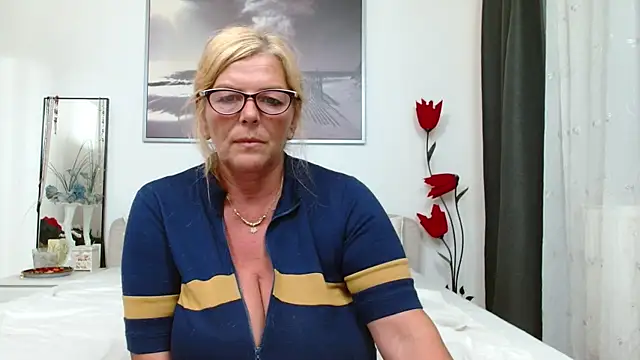 YulliaMilf online show from 09-17-25, 07:48