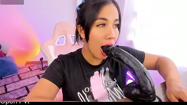 Snapshot of KAROLIVONNE chatting on 12-04-24, 07:45 KAROLIVONNE online show from 12-04-24, 07:45