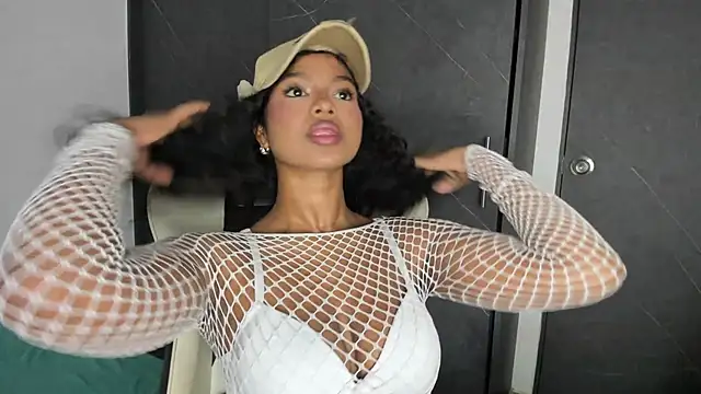 Snapshot of chloe_ebony_ chatting on 01-15-26, 01:32 chloe ebony online show from 01-15-26, 01:32