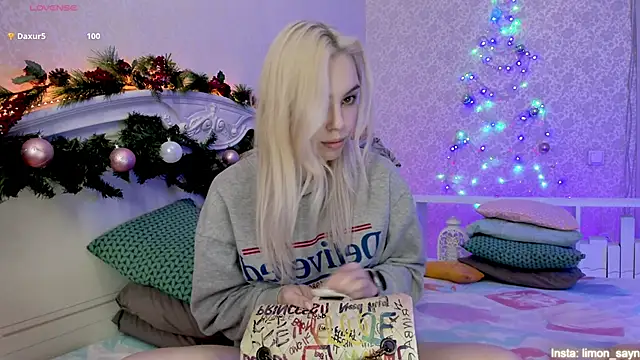 Snapshot of LillyMoure_ chatting on 12-10-24, 02:59 LillyMoure online show from 12-10-24, 02:59