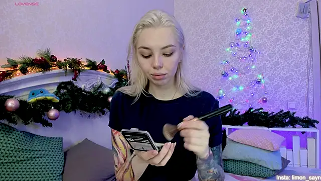 Snapshot of LillyMoure_ chatting on 01-02-25, 02:11 LillyMoure online show from 01-02-25, 02:11