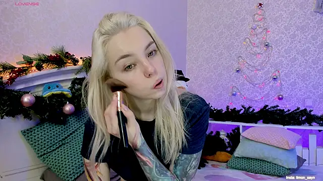 Snapshot of LillyMoure_ chatting on 01-04-25, 12:05 LillyMoure online show from 01-04-25, 12:05