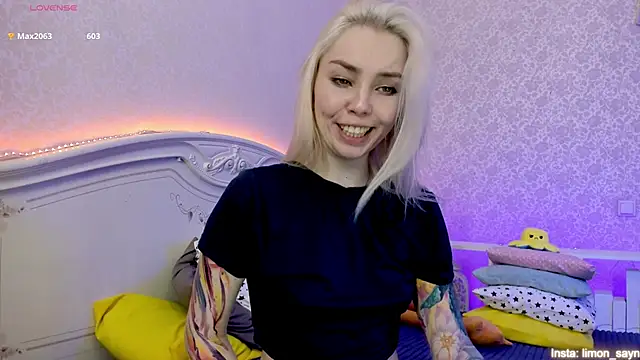Snapshot of LillyMoure_ chatting on 01-19-25, 02:47 LillyMoure online show from 01-19-25, 02:47