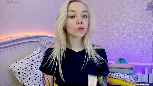 Snapshot of LillyMoure_ chatting on 01-23-25, 11:58 LillyMoure online show from 01-23-25, 11:58