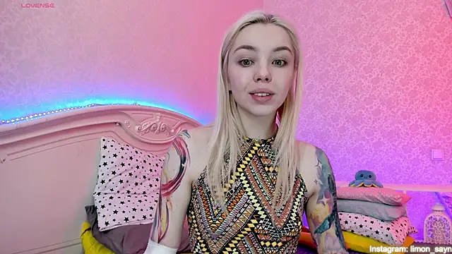 Snapshot of LillyMoure_ chatting on 02-02-25, 01:34 LillyMoure online show from 02-02-25, 01:34