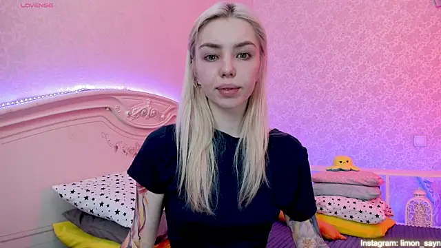 Snapshot of LillyMoure_ chatting on 02-04-25, 11:59 LillyMoure online show from 02-04-25, 11:59