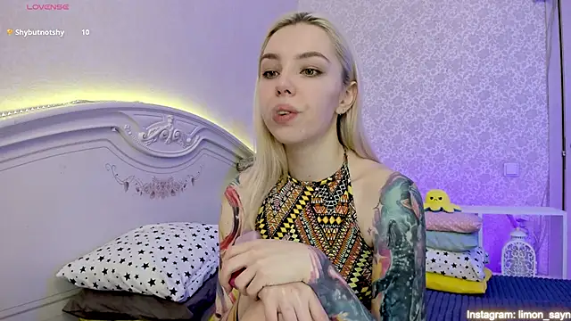 Snapshot of LillyMoure_ chatting on 02-13-25, 12:13 LillyMoure online show from 02-13-25, 12:13