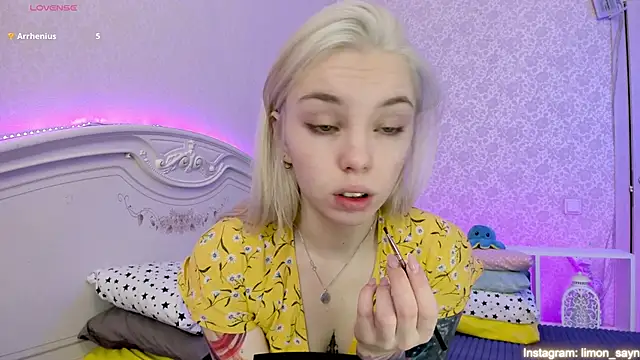 Snapshot of LillyMoure_ chatting on 02-15-25, 12:15 LillyMoure online show from 02-15-25, 12:15