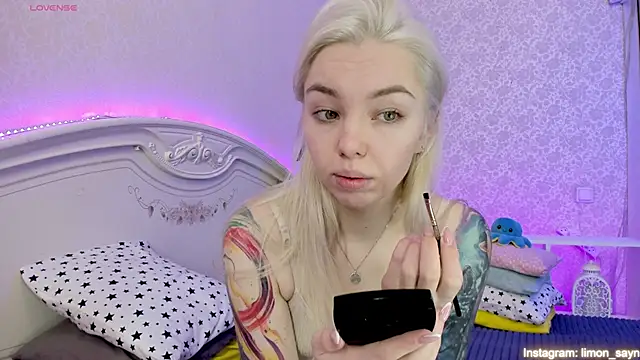Snapshot of LillyMoure_ chatting on 02-16-25, 11:59 LillyMoure online show from 02-16-25, 11:59