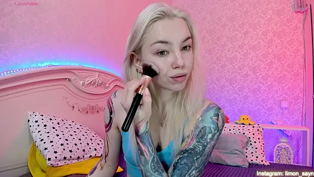 Snapshot of LillyMoure_ chatting on 02-25-25, 11:44 LillyMoure online show from 02-25-25, 11:44
