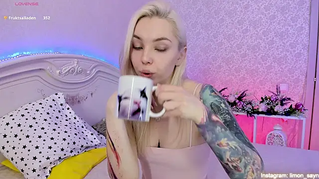 Snapshot of LillyMoure_ chatting on 03-09-25, 03:01 LillyMoure online show from 03-09-25, 03:01