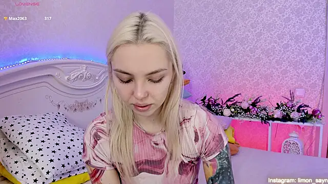 Snapshot of LillyMoure_ chatting on 03-12-25, 02:52 LillyMoure online show from 03-12-25, 02:52