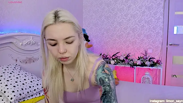 Snapshot of LillyMoure_ chatting on 03-13-25, 12:27 LillyMoure online show from 03-13-25, 12:27