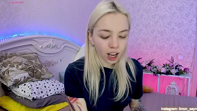 Snapshot of LillyMoure_ chatting on 03-17-25, 12:19 LillyMoure online show from 03-17-25, 12:19