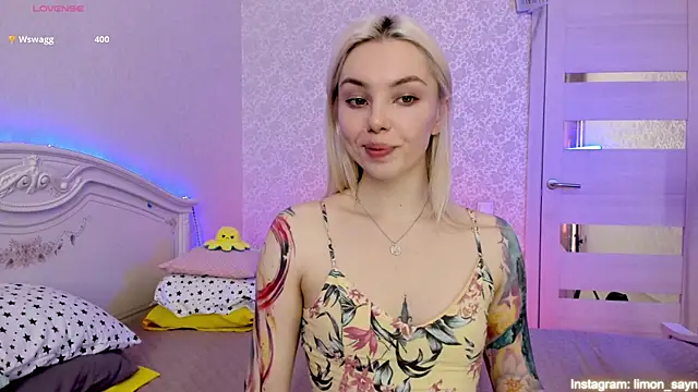 Snapshot of LillyMoure_ chatting on 03-19-25, 02:59 LillyMoure online show from 03-19-25, 02:59