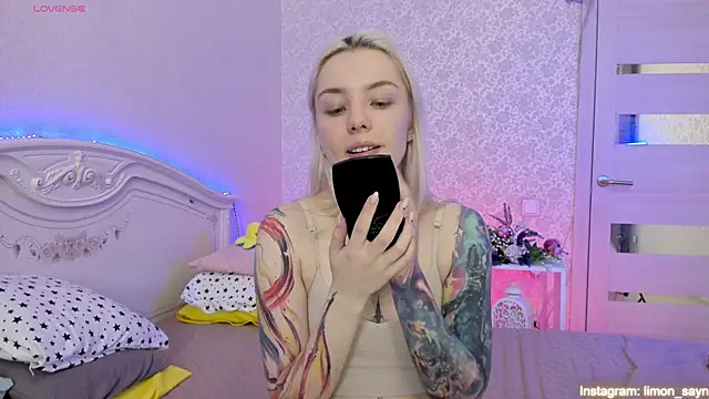 Snapshot of LillyMoure_ chatting on 03-19-25, 11:25 LillyMoure online show from 03-19-25, 11:25