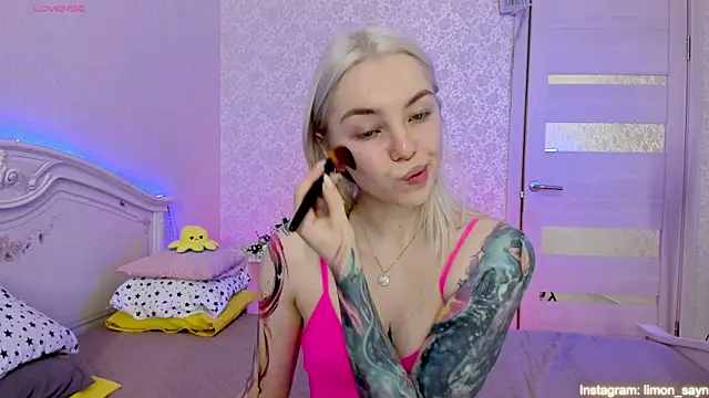 Snapshot of LillyMoure_ chatting on 03-20-25, 11:45 LillyMoure online show from 03-20-25, 11:45