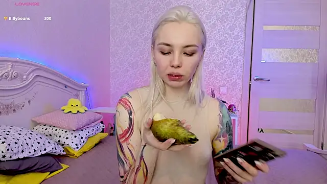 Snapshot of LillyMoure_ chatting on 03-22-25, 03:20 LillyMoure online show from 03-22-25, 03:20