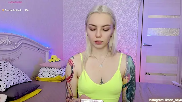 Snapshot of LillyMoure_ chatting on 03-23-25, 02:59 LillyMoure online show from 03-23-25, 02:59