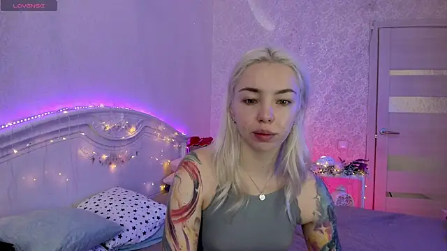 Snapshot of LillyMoure_ chatting on 09-25-25, 12:58 LillyMoure online show from 09-25-25, 12:58