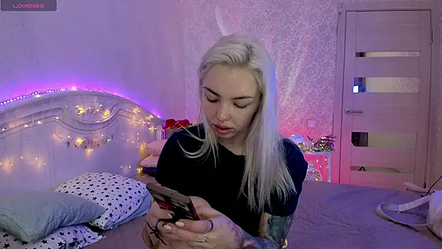 Snapshot of LillyMoure_ chatting on 09-26-25, 11:20 LillyMoure online show from 09-26-25, 11:20